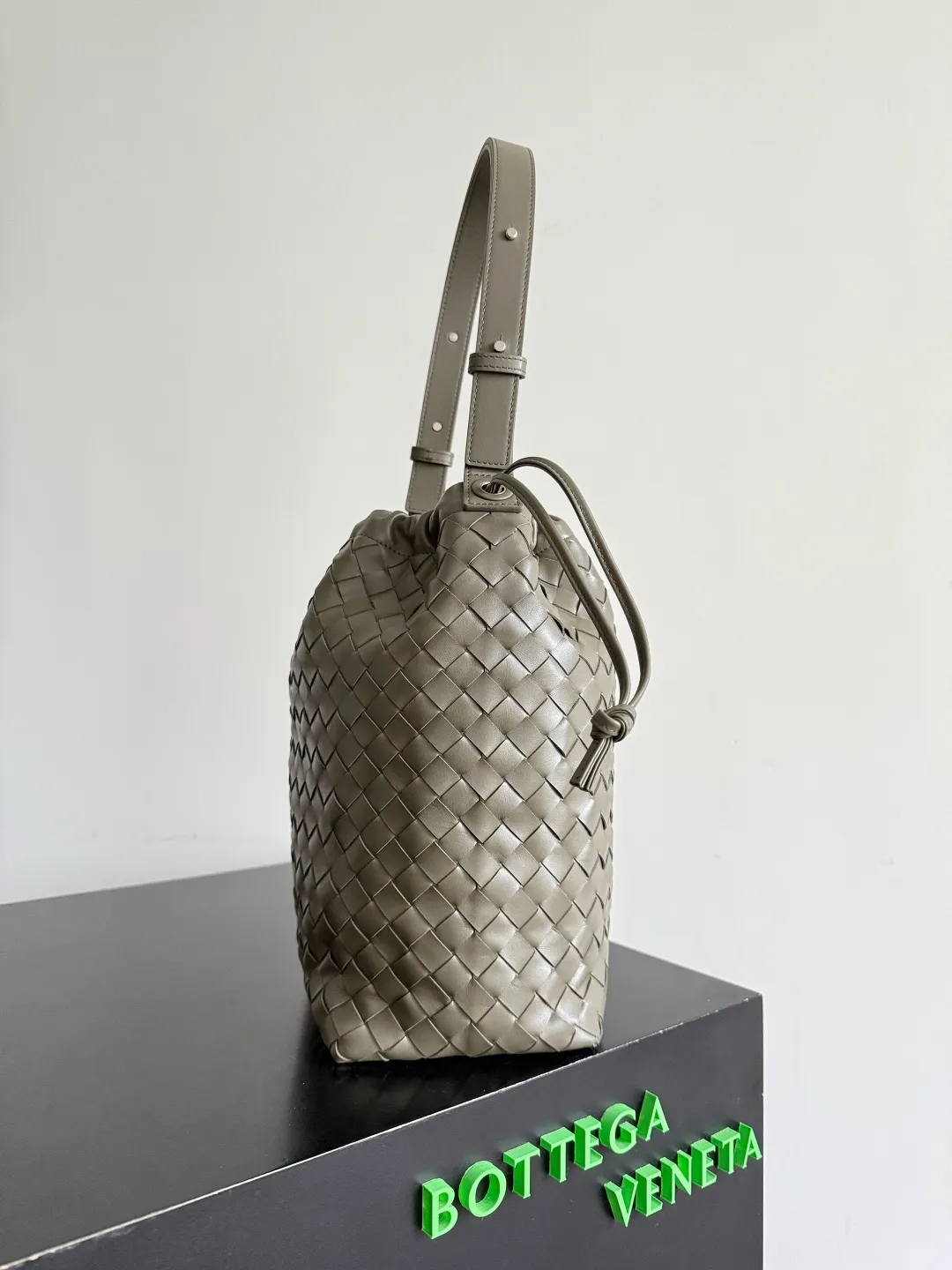 Batch 2280 BOTTEGA VENETA2025 new woven Biblioteca Bucket perfectly integrates casual texture, using classic Intrecciato woven leather, which feels soft but stiff, allowing the bag to drape naturally without losing the three-dimensional effect. The drawstring design of the drawstring pocket makes opening and closing more direct and adds a casual atmosphere. If you are on a short business trip, you can put some skin care samples in your bag. The front compartment or rear zipper can also be used to store ID cards, bank cards, etc. The solid color design of the bag is very versatile, and it doesn’t feel too picky when paired with any clothes. The leather material is also very high-quality! Style number: 836020 Size: 24*33*14cm